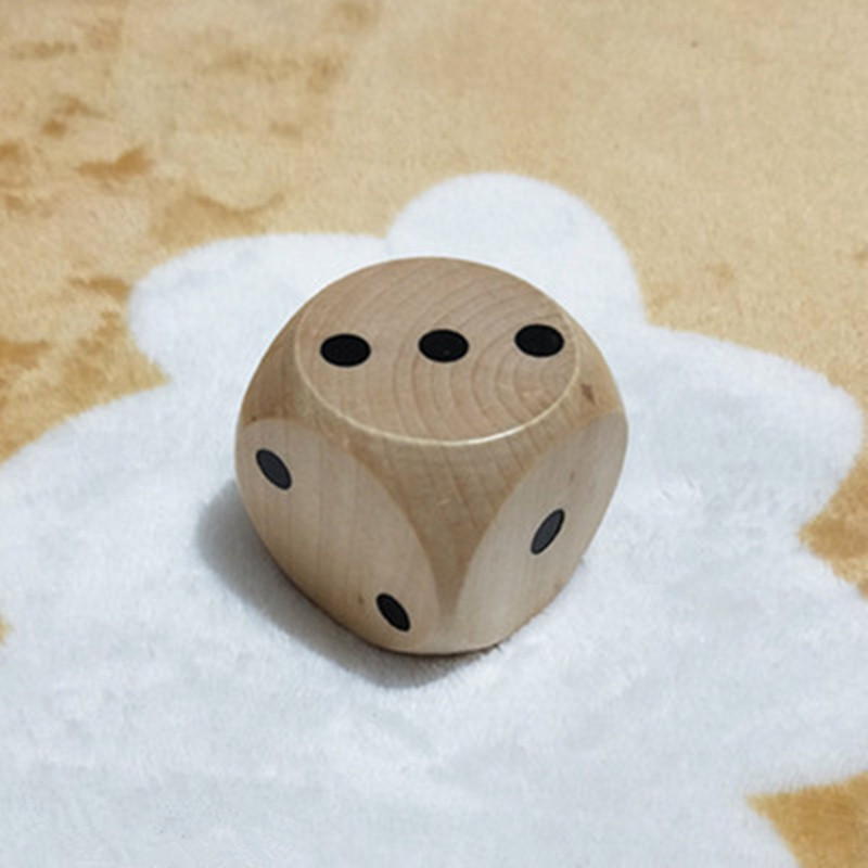 1 tk puidust täringud Kuuepoolsed puidust maalitud hiiglaslikud kognitiivsed rekvisiidid laste abistamiseks 5 värvivalikut Külje pikkus on 5 cm