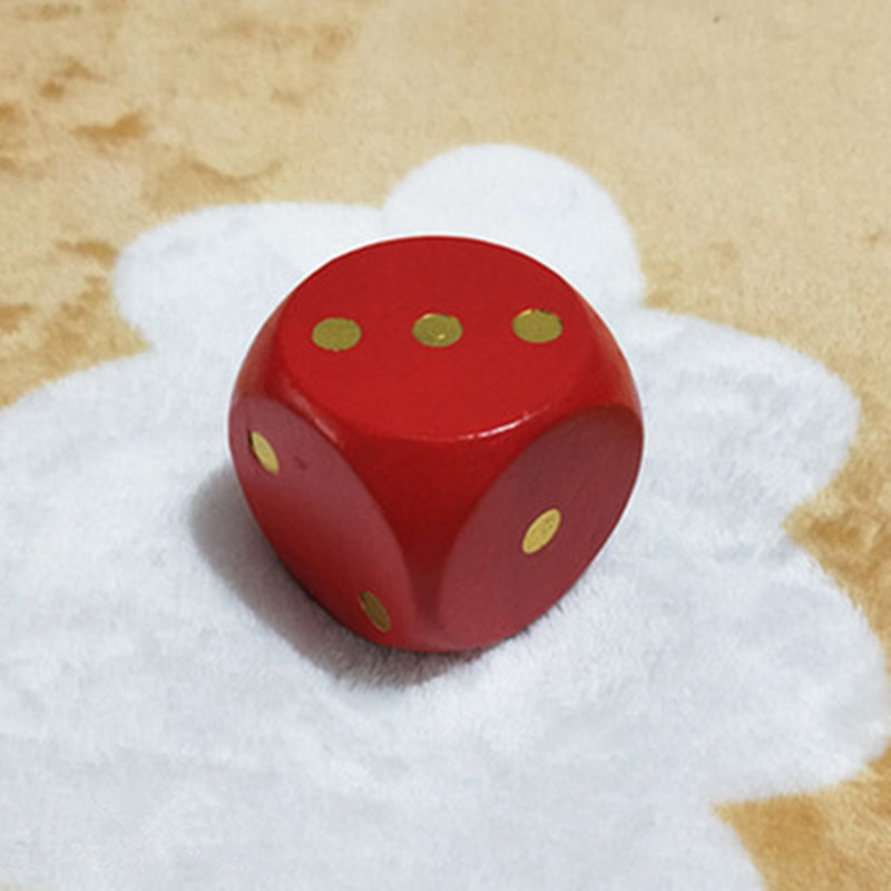 1 tk puidust täringud Kuuepoolsed puidust maalitud hiiglaslikud kognitiivsed rekvisiidid laste abistamiseks 5 värvivalikut Külje pikkus on 5 cm