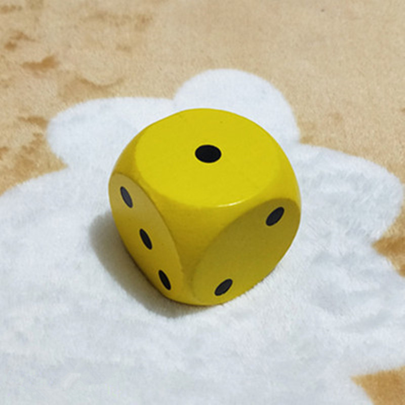 1 tk puidust täringud Kuuepoolsed puidust maalitud hiiglaslikud kognitiivsed rekvisiidid laste abistamiseks 5 värvivalikut Külje pikkus on 5 cm