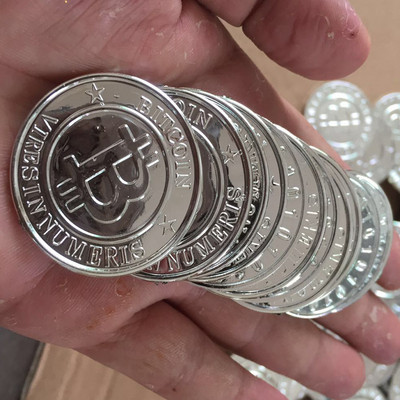 50 τμχ/σετ Εξωτερικού εμπορίου Ολοκαίνουργια μάρκες καζίνο πόκερ Bitcoin Μοντέλο Bitcoin επίχρυσο ασήμι 39 mm*2,6 mm