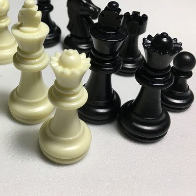 32 viduramžių plastikinių šachmatų figūrėlių rinkinys karaliaus aukščio 49 mm šachmatų žaidimo standartinės šachmatų figūrėlės, skirtos tarptautinėms varžyboms.