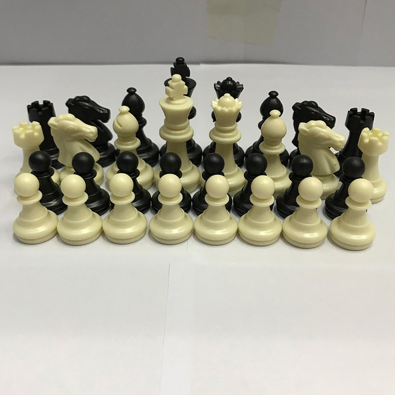 32 viduramžių plastikinių šachmatų figūrėlių rinkinys karaliaus aukščio 49 mm šachmatų žaidimo standartinės šachmatų figūrėlės, skirtos tarptautinėms varžyboms.