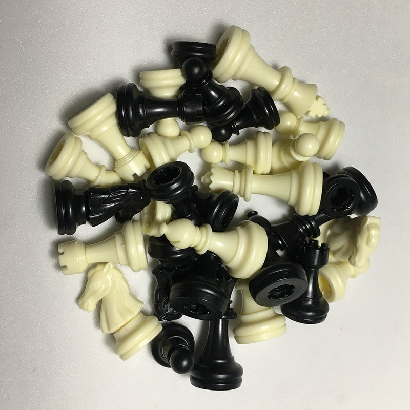 32 viduramžių plastikinių šachmatų figūrėlių rinkinys karaliaus aukščio 49 mm šachmatų žaidimo standartinės šachmatų figūrėlės, skirtos tarptautinėms varžyboms.