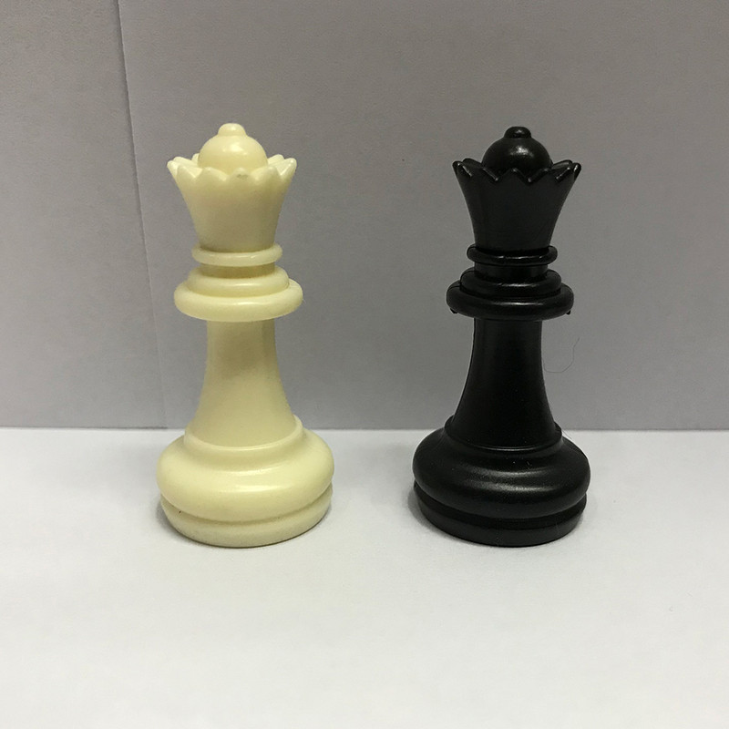 32 viduramžių plastikinių šachmatų figūrėlių rinkinys karaliaus aukščio 49 mm šachmatų žaidimo standartinės šachmatų figūrėlės, skirtos tarptautinėms varžyboms.