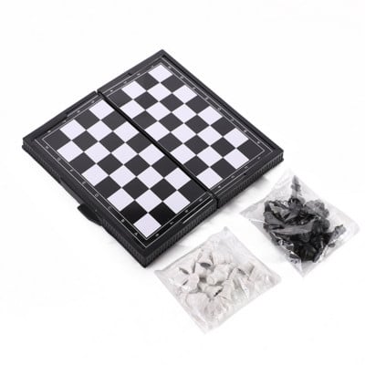 2022. gada jauna 1 komplekta mini starptautiskā šaha salokāmā magnētiskā plastmasas šaha galda galda spēle, pārnēsājama bērnu rotaļlieta