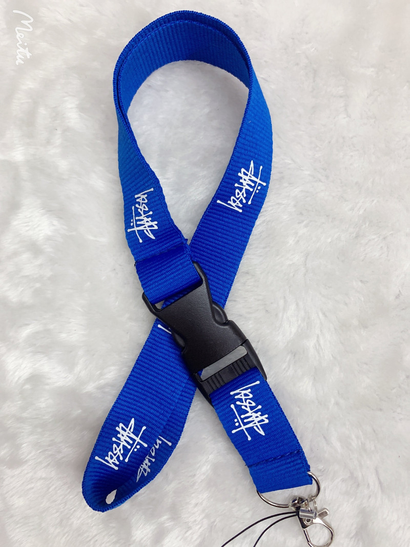 Didmeninė prekyba visų rūšių mados prekės ženklų mobiliųjų telefonų dirželiais, raktų pakabukais, parodos kaklo diržo kaiščiu