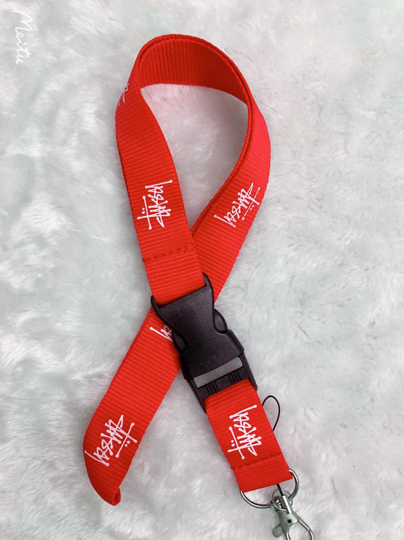 Didmeninė prekyba visų rūšių mados prekės ženklų mobiliųjų telefonų dirželiais, raktų pakabukais, parodos kaklo diržo kaiščiu