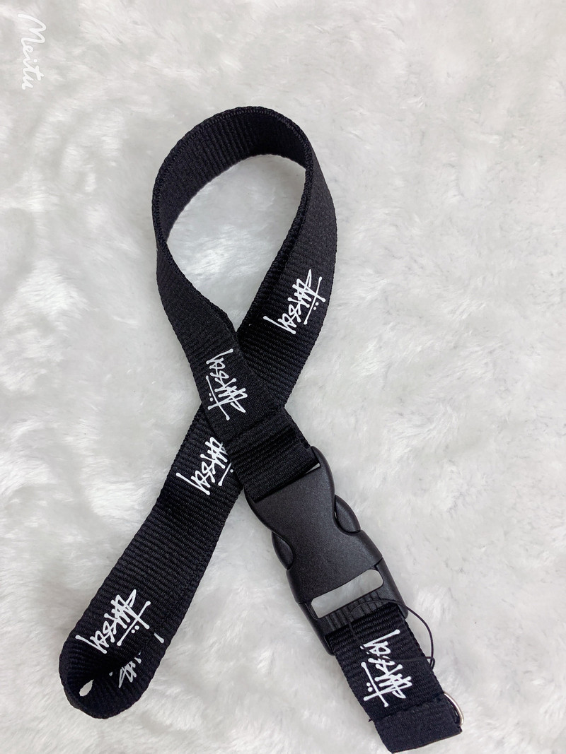 Didmeninė prekyba visų rūšių mados prekės ženklų mobiliųjų telefonų dirželiais, raktų pakabukais, parodos kaklo diržo kaiščiu