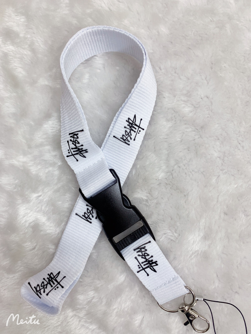 Didmeninė prekyba visų rūšių mados prekės ženklų mobiliųjų telefonų dirželiais, raktų pakabukais, parodos kaklo diržo kaiščiu