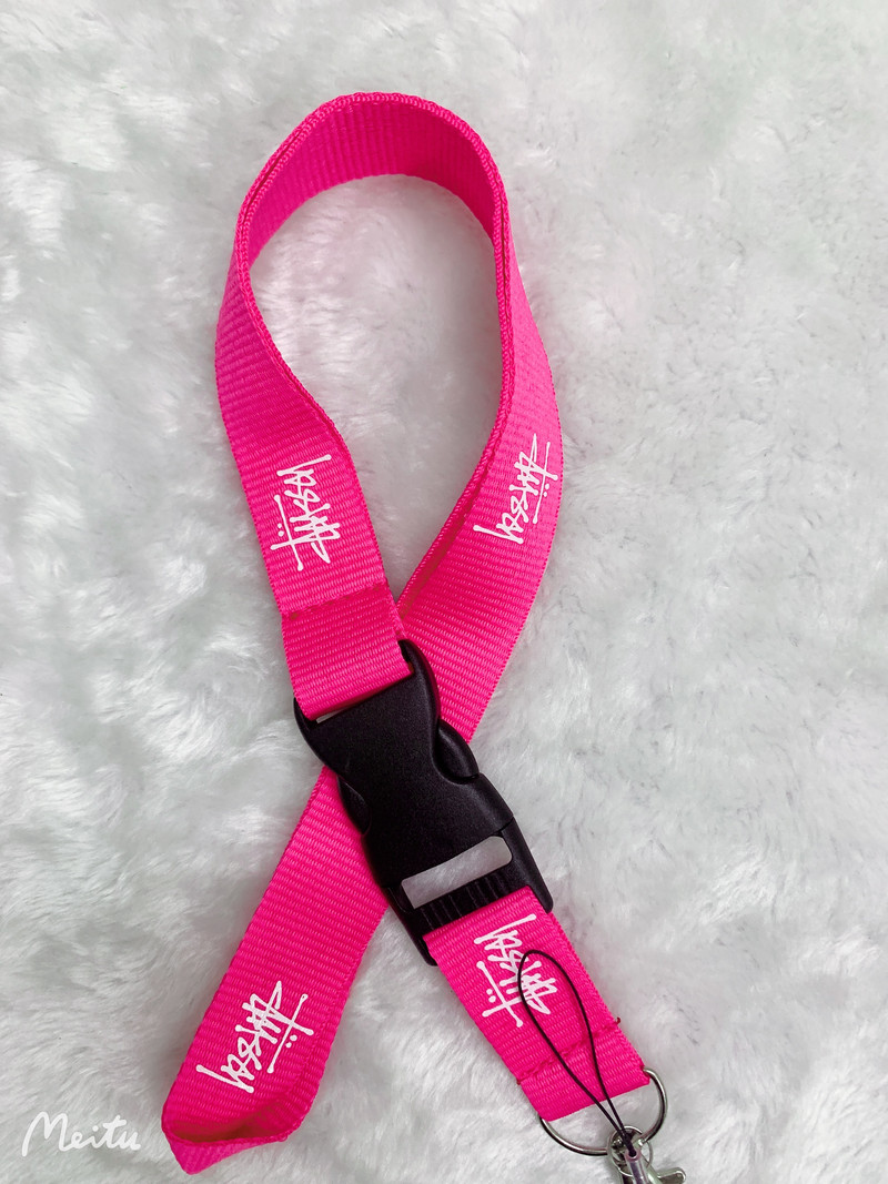 Didmeninė prekyba visų rūšių mados prekės ženklų mobiliųjų telefonų dirželiais, raktų pakabukais, parodos kaklo diržo kaiščiu