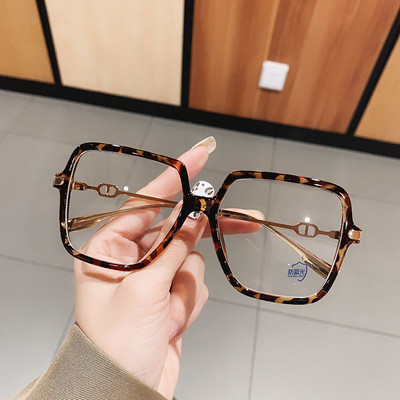 Kvadratne naočale za blokiranje plavog svjetla Ženske retro modne dizajnerice Veleprodajni ženski set od prozirnog stakla Masivni igrači Auto koji trči na otvorenom