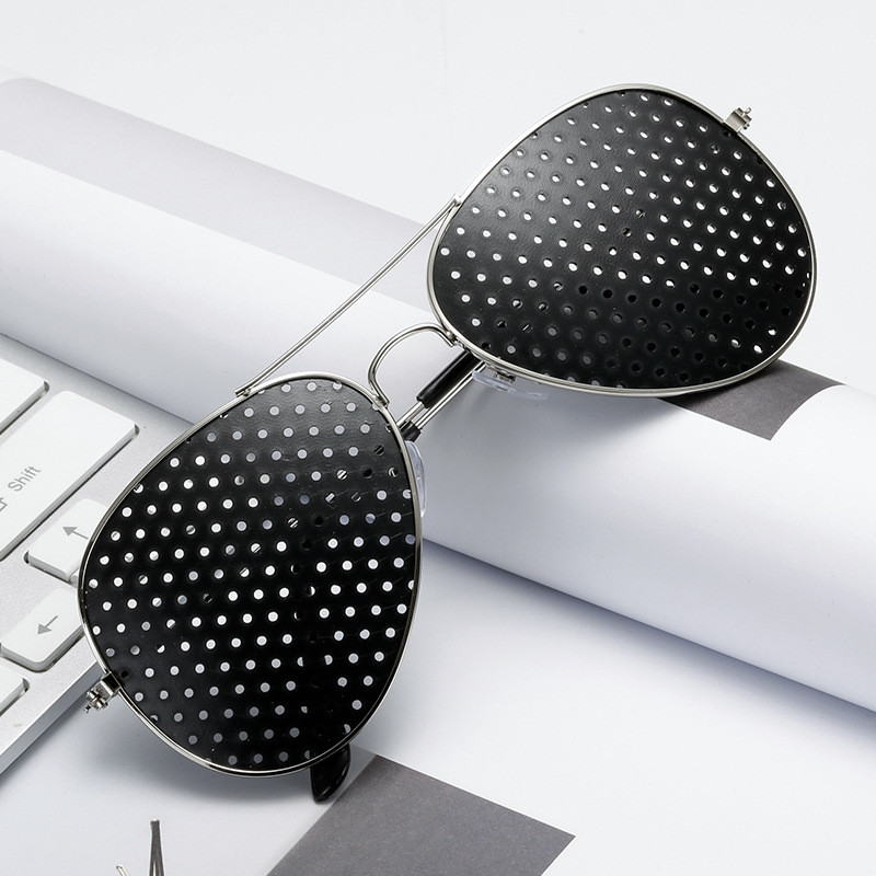 SWOKENCE Pinholes aizsargbrilles sievietēm, vīriešiem, sakausējuma rāmis pret tuvredzību, maziem caurumiem, redzes kopšanas brilles, acu vingrinājumi pret nogurumu F059