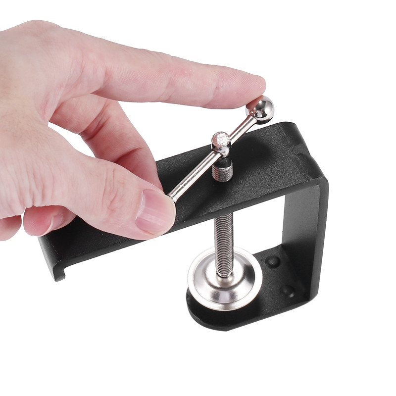 Tvirtas ant stalo tvirtinimo spaustukas, C tvirtinimo spaustuko laikiklis su ausinių kabliu, skirta mikrofono pakabos strėlės svirties stovui