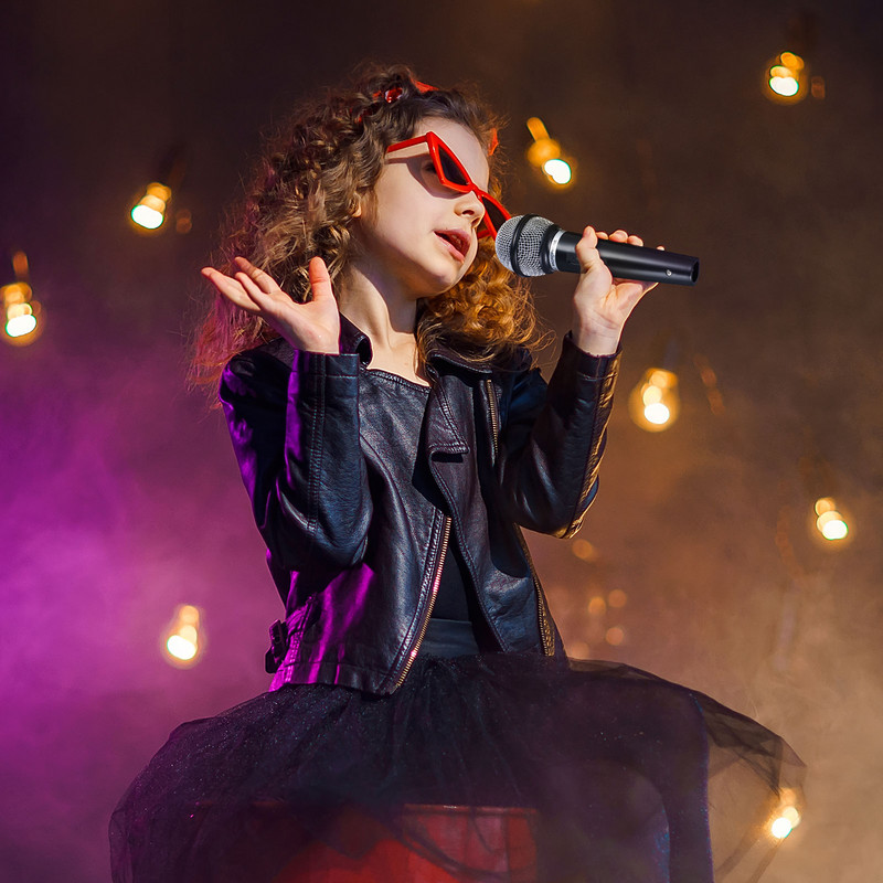 Mikrofonas žaislas vaikams Rekvizitas netikras žaidimas Apsimesti plastikinis karaokės mikrofono kostiumo rekvizitas Belaidis mažylio mikrofonas Senovinis vakarėlio modelis