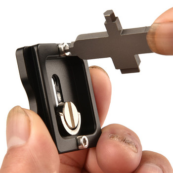 Комбиниран инструмент за плоча на камера за затягане на повечето плочи за бързо освобождаване с комбинация от 4 мм шестостенен ключ и шлицова отвертка