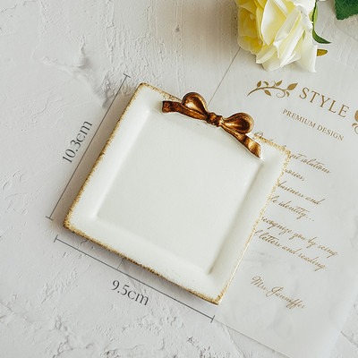 Starinski tanjur s mašnicom INS fotografija Snimanje mrtve prirode Foto studio Rekviziti za nakit Ogrlica Naušnice Fotografija