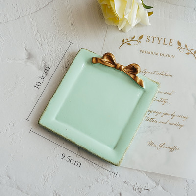 Starinski tanjur s mašnicom INS fotografija Snimanje mrtve prirode Foto studio Rekviziti za nakit Ogrlica Naušnice Fotografija