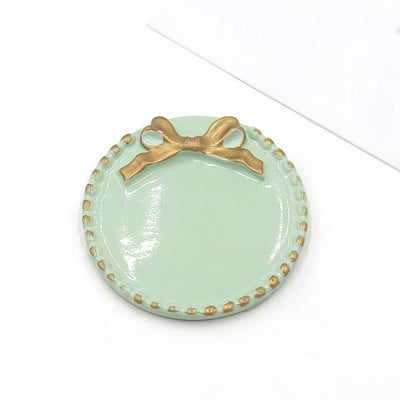 Starinski tanjur s mašnicom INS fotografija Snimanje mrtve prirode Foto studio Rekviziti za nakit Ogrlica Naušnice Fotografija