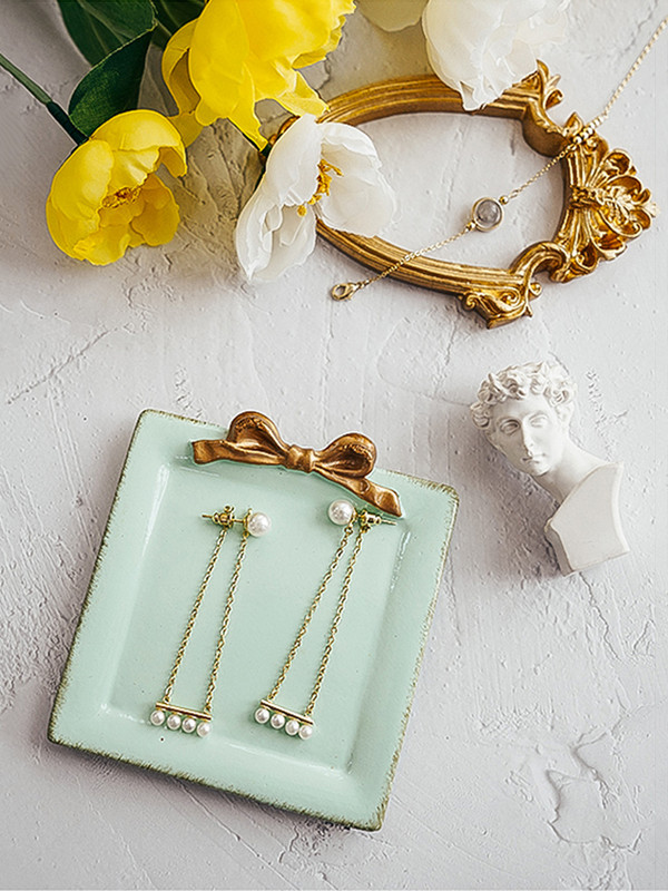 Starinski tanjur s mašnicom INS fotografija Snimanje mrtve prirode Foto studio Rekviziti za nakit Ogrlica Naušnice Fotografija