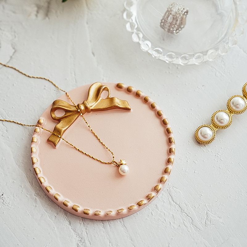 Starinski tanjur s mašnicom INS fotografija Snimanje mrtve prirode Foto studio Rekviziti za nakit Ogrlica Naušnice Fotografija