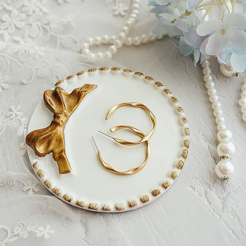 Starinski tanjur s mašnicom INS fotografija Snimanje mrtve prirode Foto studio Rekviziti za nakit Ogrlica Naušnice Fotografija