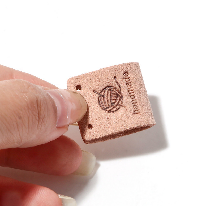 10PCS Pravokutnik "Ručno izrađene" PU kožne etikete Oznake Reljefna oznaka odjevnog predmeta od umjetne antilop kože Šešir Odjeća DIY Dodaci za šivanje 5cm x 2cm