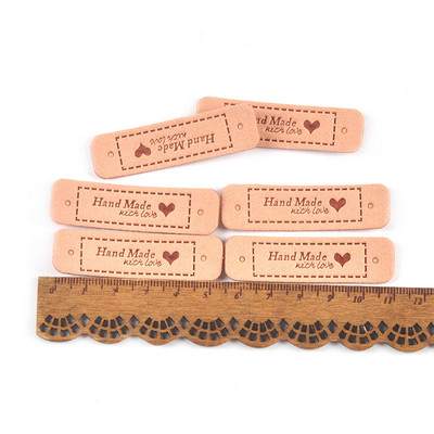 20 db Többszínű "Kézzel készített szeretettel" dombornyomott PU bőr címkék varráshoz tartozékok barkácsolás ruhatáskák anyagcímkék C3299