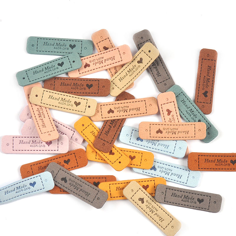 20 db Többszínű "Kézzel készített szeretettel" dombornyomott PU bőr címkék varráshoz tartozékok barkácsolás ruhatáskák anyagcímkék C3299