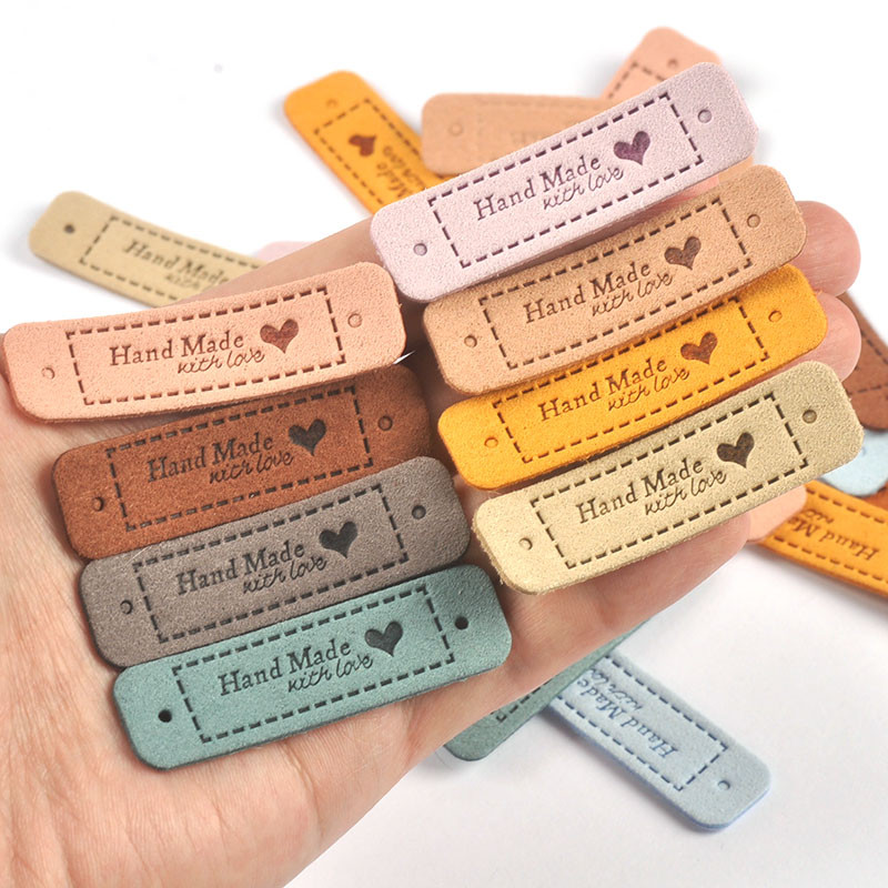 20 db Többszínű "Kézzel készített szeretettel" dombornyomott PU bőr címkék varráshoz tartozékok barkácsolás ruhatáskák anyagcímkék C3299
