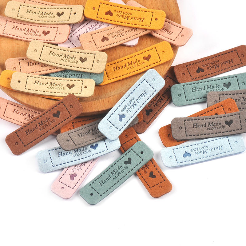 20 db Többszínű "Kézzel készített szeretettel" dombornyomott PU bőr címkék varráshoz tartozékok barkácsolás ruhatáskák anyagcímkék C3299