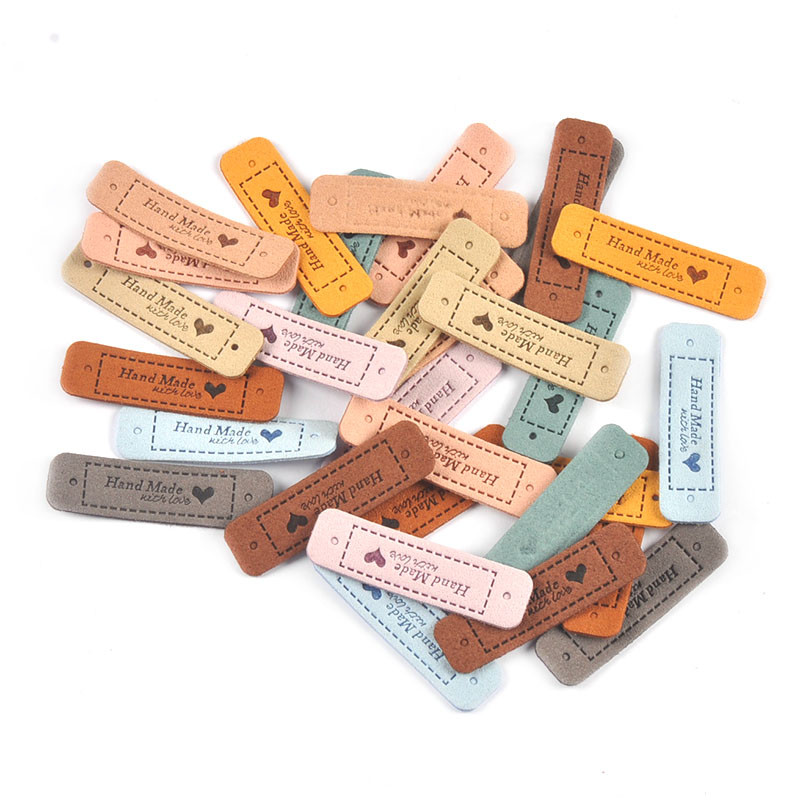 20 db Többszínű "Kézzel készített szeretettel" dombornyomott PU bőr címkék varráshoz tartozékok barkácsolás ruhatáskák anyagcímkék C3299
