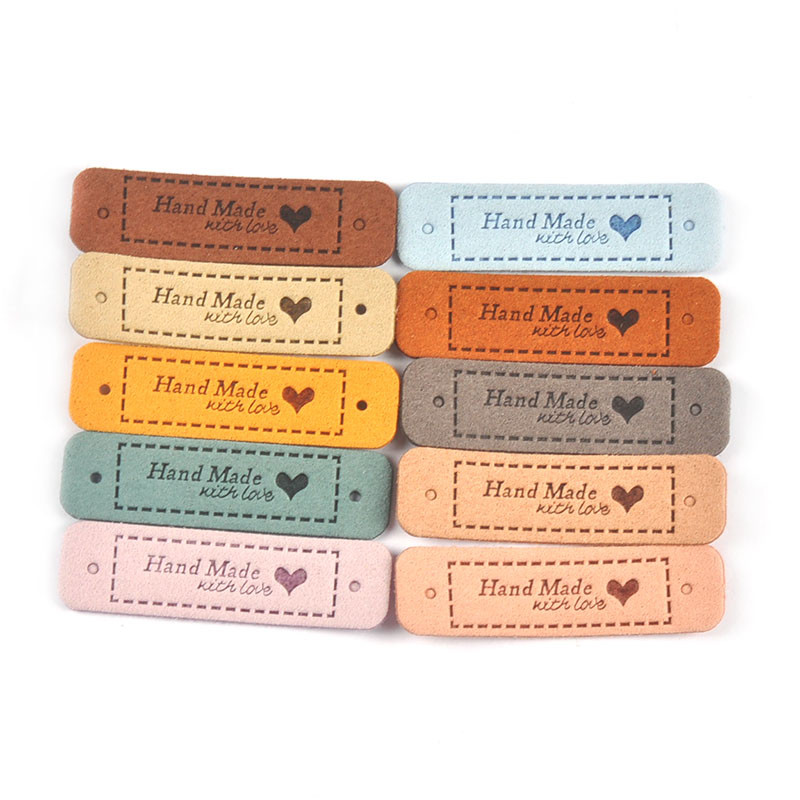 20 db Többszínű "Kézzel készített szeretettel" dombornyomott PU bőr címkék varráshoz tartozékok barkácsolás ruhatáskák anyagcímkék C3299