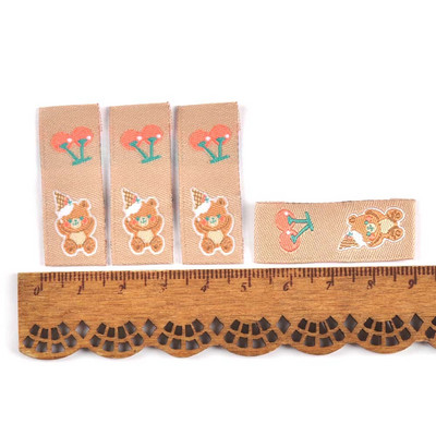 50 db Kawai medve hímzés barna címkék kötött sapkákhoz táska cipők varrás ruházati kiegészítők barkács címkék kézműves kézzel készített kellék