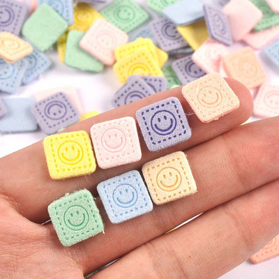 50 tk Mini Square Smile Muster Reljeefsed sildid riietele Õmblustarvikud DIY rõivatarvikud Kotid Mütsid Sildid 11,7 mm C3529