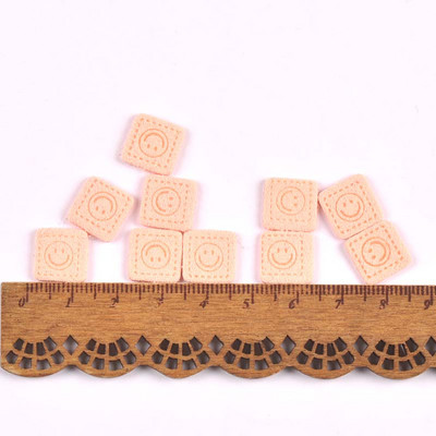 50 db Mini négyzetes mosolymintás dombornyomott címkék ruhákhoz varrás kiegészítők barkácsolás ruházati kellékek táskák kalapok címkék 11,7 mm C3529