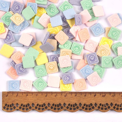 50 db Mini négyzetes mosolymintás dombornyomott címkék ruhákhoz varrás kiegészítők barkácsolás ruházati kellékek táskák kalapok címkék 11,7 mm C3529