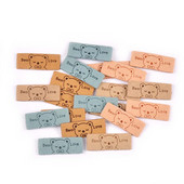 20db Vegyes Lovly Bear Flannelette Dombornyomott címkék Varrástartozékok Ruhaápoló táskákhoz Ruhacímkék Kézzel készített barkácskellékek