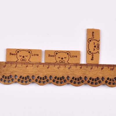 20db Vegyes Lovly Bear Flannelette Dombornyomott címkék Varrástartozékok Ruhaápoló táskákhoz Ruhacímkék Kézzel készített barkácskellékek