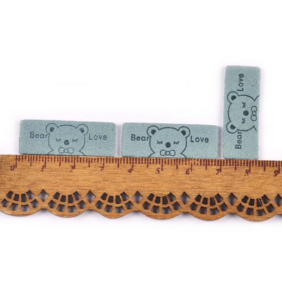 20db Vegyes Lovly Bear Flannelette Dombornyomott címkék Varrástartozékok Ruhaápoló táskákhoz Ruhacímkék Kézzel készített barkácskellékek