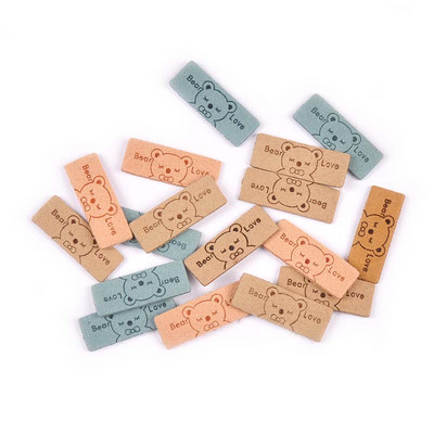 20db Vegyes Lovly Bear Flannelette Dombornyomott címkék Varrástartozékok Ruhaápoló táskákhoz Ruhacímkék Kézzel készített barkácskellékek