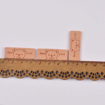 20db Vegyes Lovly Bear Flannelette Dombornyomott címkék Varrástartozékok Ruhaápoló táskákhoz Ruhacímkék Kézzel készített barkácskellékek