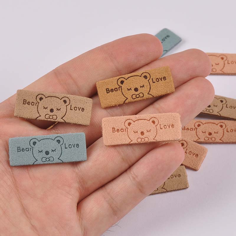 20db Vegyes Lovly Bear Flannelette Dombornyomott címkék Varrástartozékok Ruhaápoló táskákhoz Ruhacímkék Kézzel készített barkácskellékek