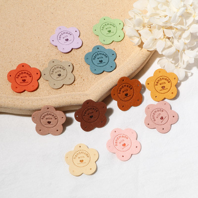 10 gab Sweet Flower PU ādas etiķetes Daudzkrāsains "Roku darbs" Apģērbs DIY Šūšanas piederumi Cepure Apģērba etiķete 3,5 cm x 3,5 cm