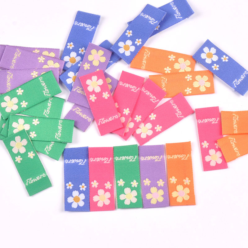 50 db Többszínű virághímzés vászoncímkék Kézzel készített barkács Kalapok Táskák Kézműves ruházati kellékek Varrás kiegészítők Címkék c3504