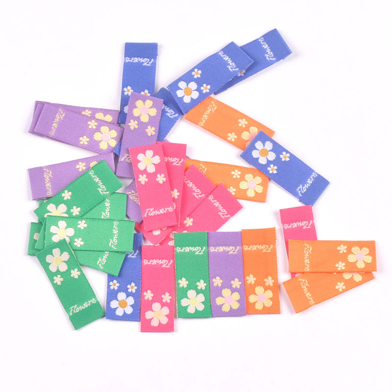 50 db Többszínű virághímzés vászoncímkék Kézzel készített barkács Kalapok Táskák Kézműves ruházati kellékek Varrás kiegészítők Címkék c3504