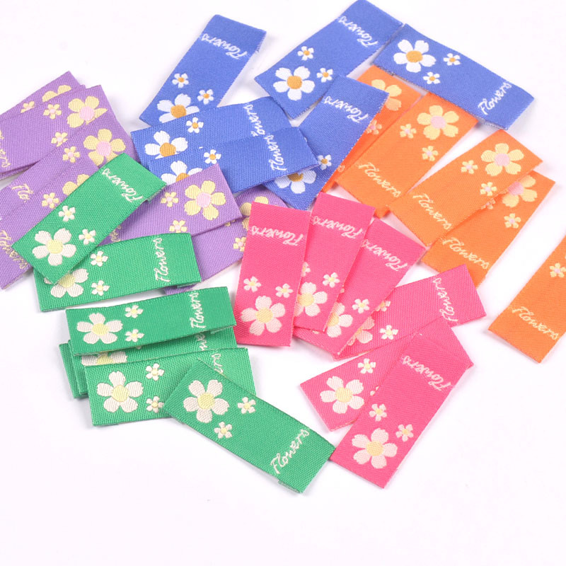 50 db Többszínű virághímzés vászoncímkék Kézzel készített barkács Kalapok Táskák Kézműves ruházati kellékek Varrás kiegészítők Címkék c3504