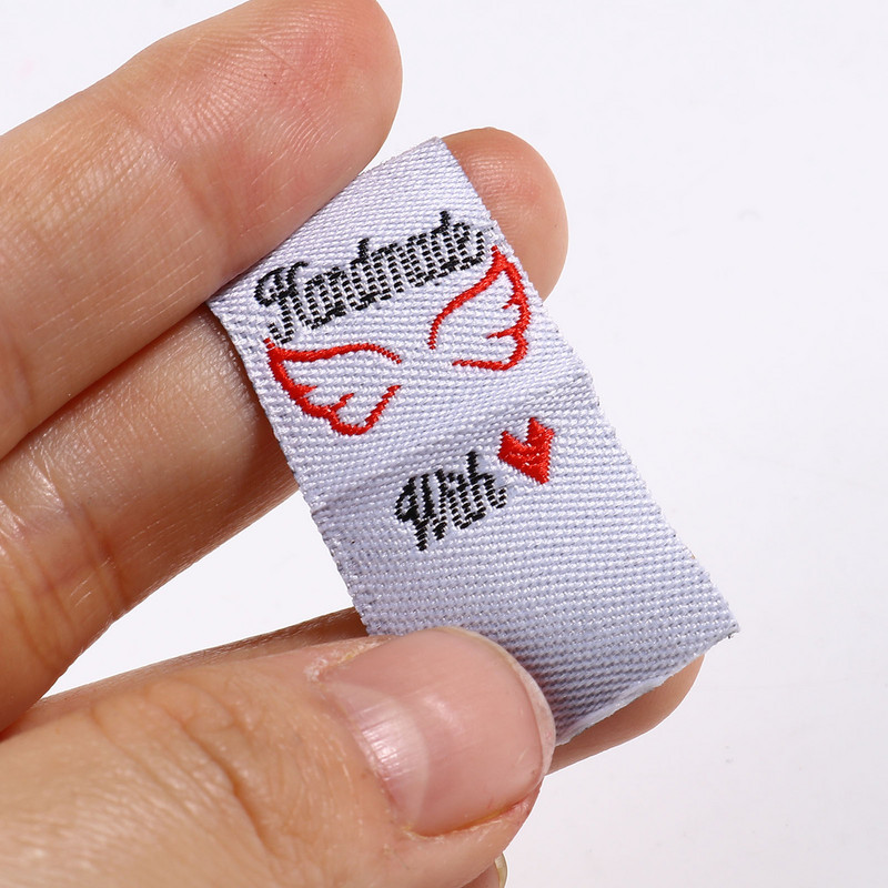 100 komada Ručno izrađeno s ljubavnim oznakama Pravokutni uzorak krila Poliesterske sklopive platnene naljepnice za pletene šešire Tkana oznaka za šivanje odjeće