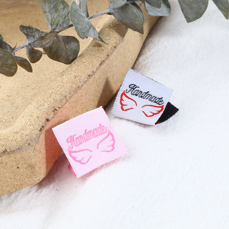 100 komada Ručno izrađeno s ljubavnim oznakama Pravokutni uzorak krila Poliesterske sklopive platnene naljepnice za pletene šešire Tkana oznaka za šivanje odjeće