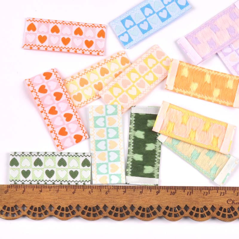 50 komada višebojnih naljepnica s uzorkom srca za šivaći pribor DIY odjevni šeširi Ručno izrađena odjeća Oznake za njegu koja se može prati