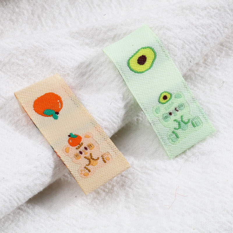 100 gab Poliestera Etiķetes Birkas Lācis Dzīvnieks Zaļš Augļu Raksts Bērnu Karikatūra Apģērbs Somas Cepures DIY Šūšanas piederumi 4x1,5cm